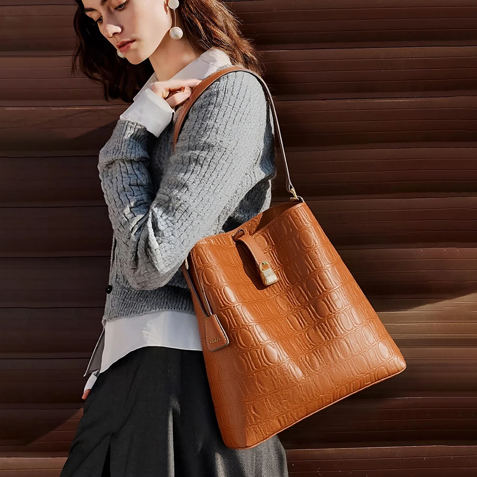 

Leather Shoulder Bags Vintage Inspired Designs Featuring Gold-Toned Locks Textured Straps and Chic Functional Details