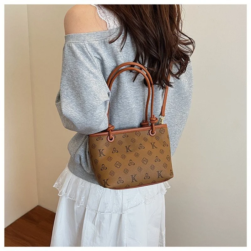 

Fashionable Commuter Bag With Solid Color And Minimalist Design For Business Women In Luxury