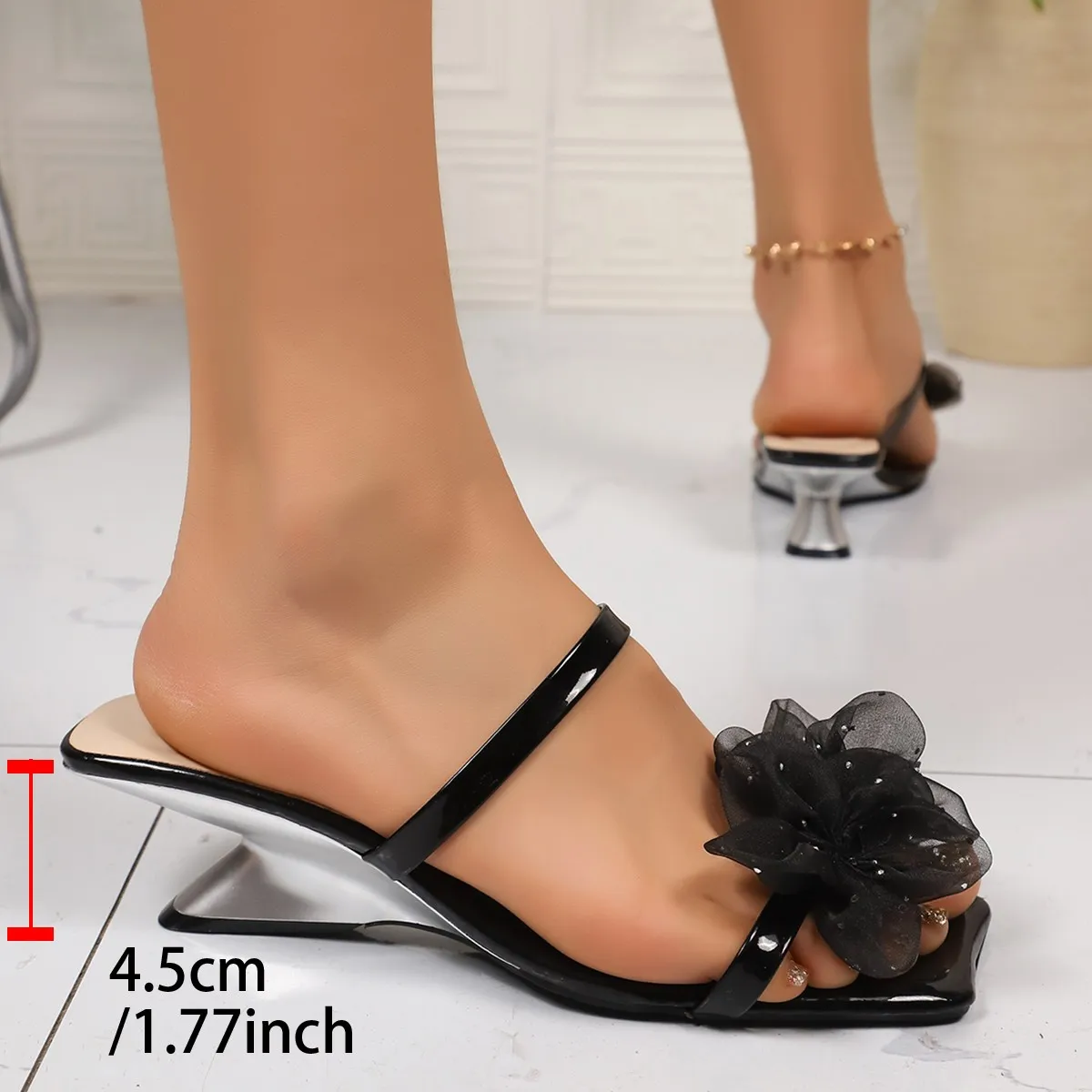 

Женские шлепанцы с квадратным носком и цветочным декором, летняя мода 2026, новые универсальные сандалии во французском стиле с одним ремешком