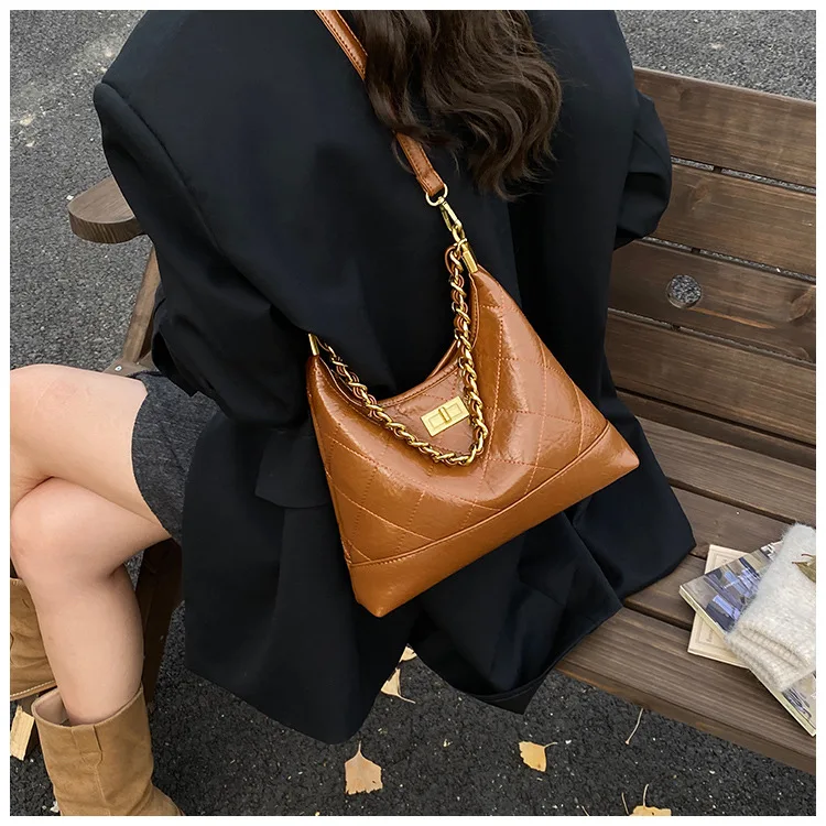 حقيبة تحت الإبط بسلسلة ألماس جديدة على طراز شانيل لعام 2025 - محفظة صغيرة عبر الجسم، تصميم كوري بسيط، خفيفة الوزن وفاخرة