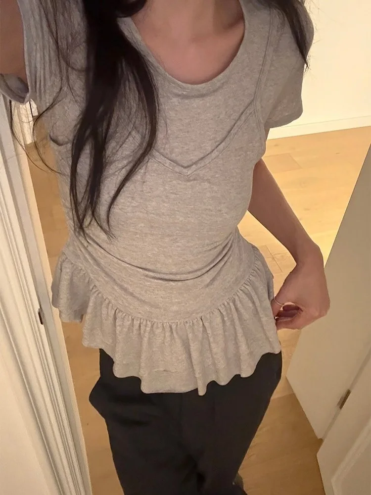 เสื้อยืดทรงสลิมฟิตหรือเสื้อยืดสไตล์เกาหลี ดีไซน์เก๋ ดูเหมือนสองชิ้นจริงๆ แต่เป็นผ้าลูกไม้ที่ชายกระโปรง กระโปรงสั้น ช่วยเก็บหน้าท้อง