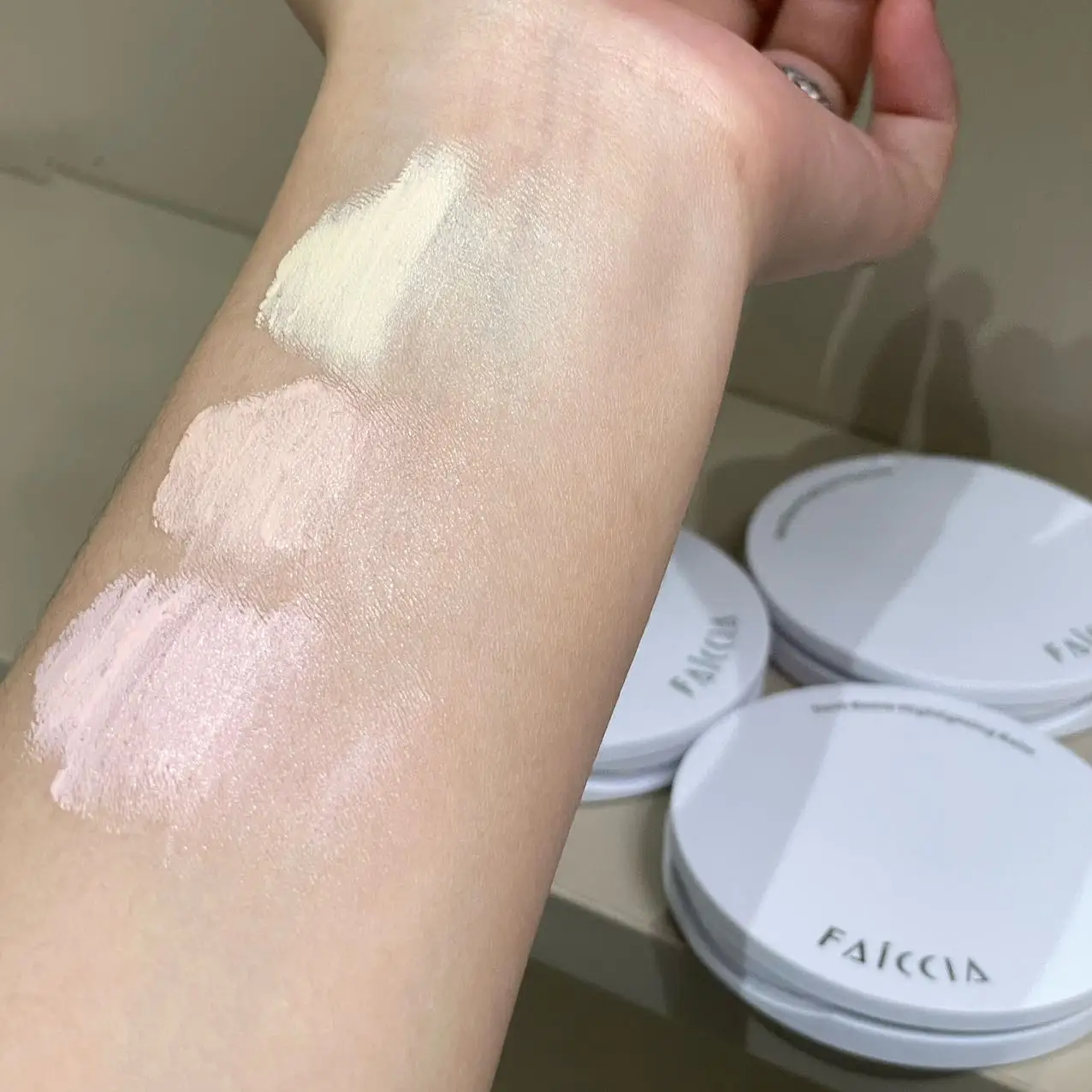 Faiccia Bang Bang Cicada Wing Highlighter Cream, dodaje efekt powiększenia i rozjaśnienia, przyjazny dla skóry, tworzy pełny i rozświetlony wygląd, kosmetyki dla kobiet, prezent na Walentynki, prezent na Boże Narodzenie