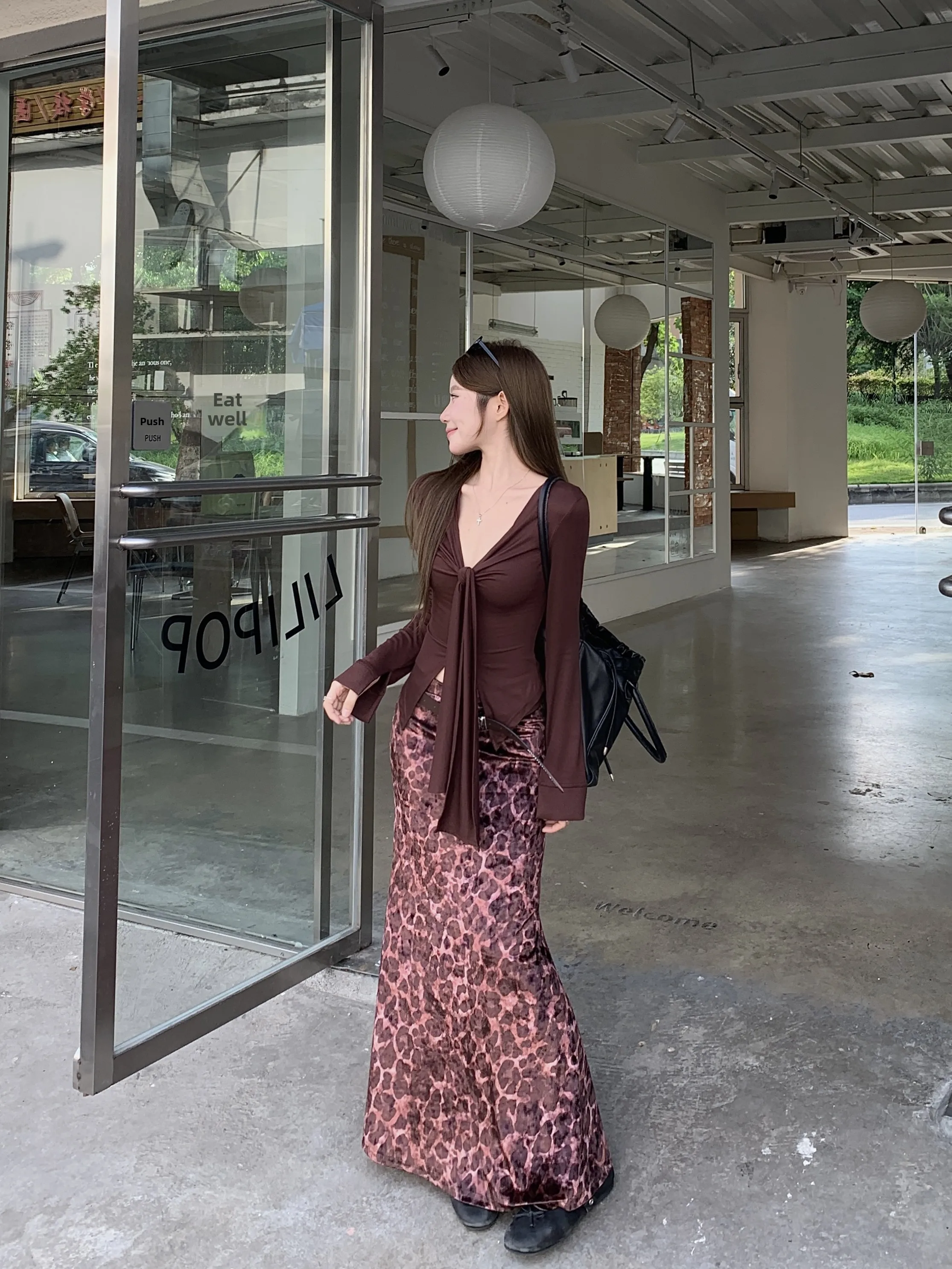 

Женский осенний комплект Off Ele Light Maturi: ретро-футболка кофейного цвета с V-образным вырезом и длинными рукавами, с леопардовым принтом