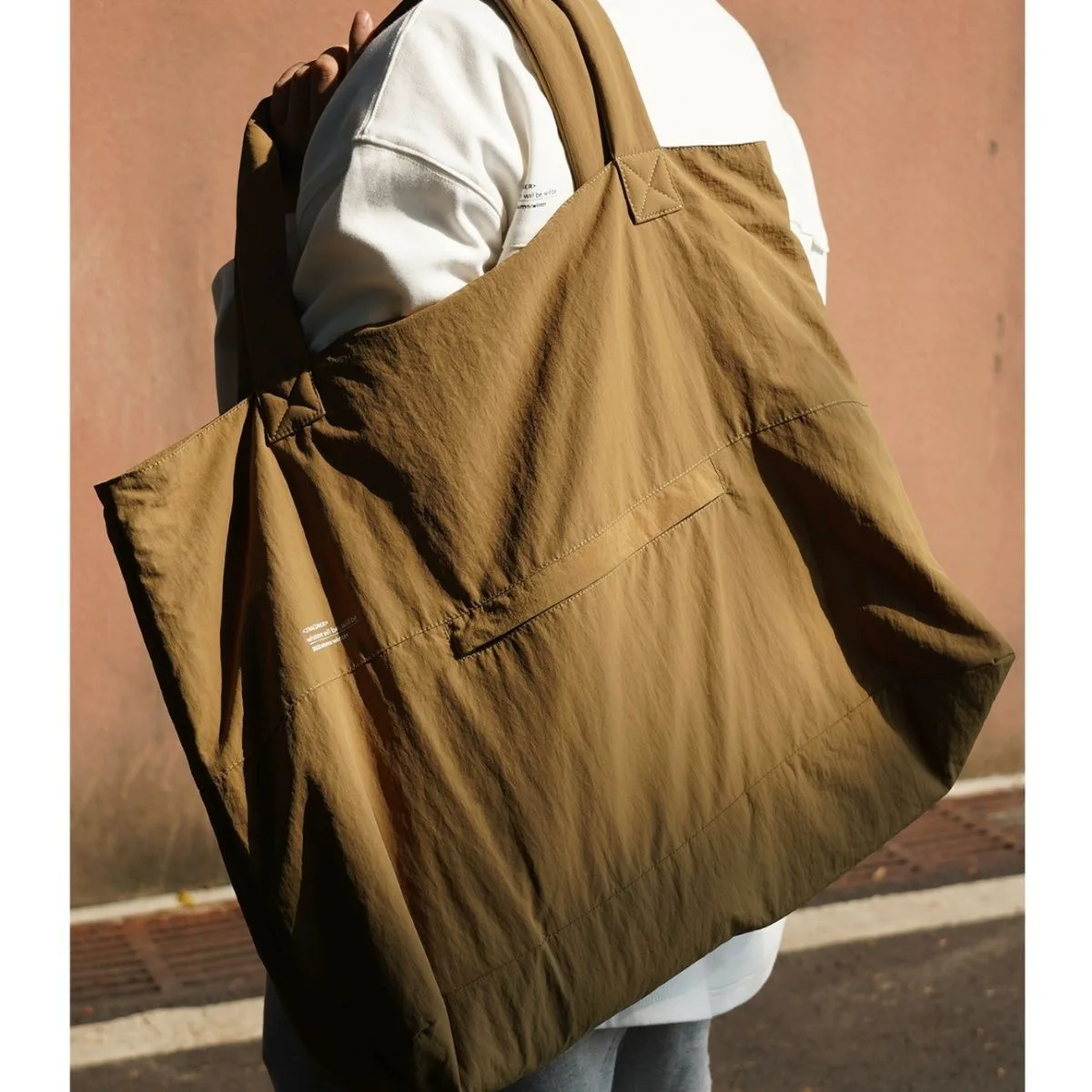 2025 حقيبة كتف بسيطة جديدة حمل حقيبة يد خفيفة الوزن مقاومة للماء سعة كبيرة تخزين حقيبة ركاب