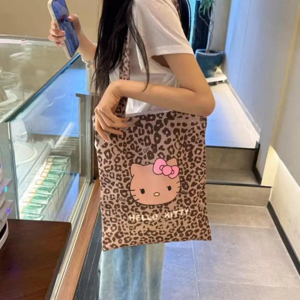 

Sanrio Hello Kitty, милая холщовая сумка, сумка-мессенджер большой вместимости, незаменимая для путешествий, сумка для покупок в корейском стиле с леопардовым принтом ﻿