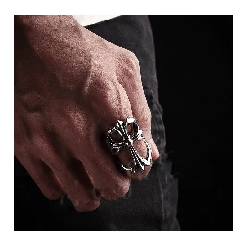 

Кольцо с большим полым крестом в классическом готическом стиле для мужчин и женщин, подчеркивающее индивидуальность