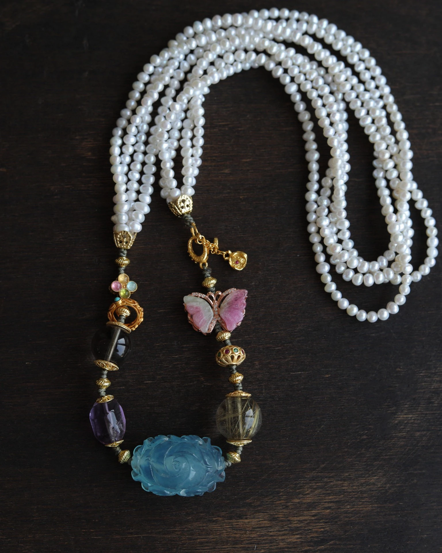 

Многониточное ожерелье из натурального пресноводного жемчуга, позолоченное серебро с турмалином, клевером, бабочкой, аквамарином и подвесками в виде пиона