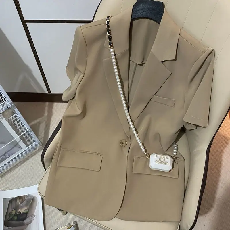 Blazers de manga curta entalhados femininos, soltos, monocromáticos, moda senhora do escritório, casual, temperamento fino, bolsos de botões, roupas de verão, 2023