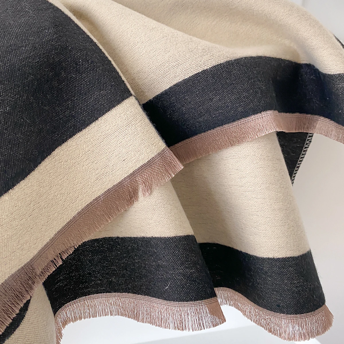 Eleganter Faux-Pashmina-Schal mit geometrischem Druck der Marke 2025, weich, warm, mit Fransen, ideal für Herbst und Winter im Freien – Detail 4