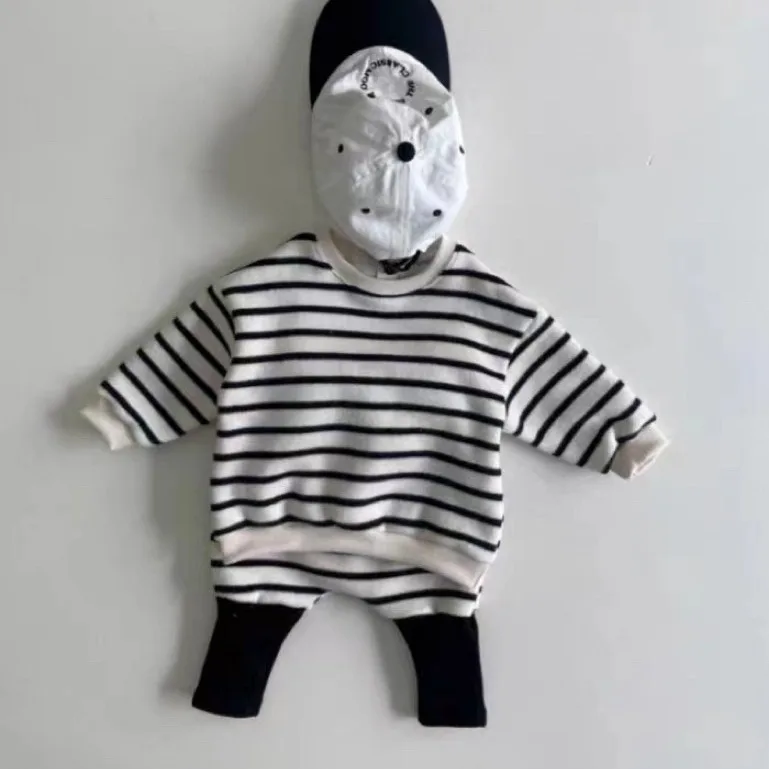 2025年冬新作ベビーカジュアルセット 男の子女の子 長袖パッチストライプスウェットシャツ+パンツ2点セット ベルベット裏地付き幼児服