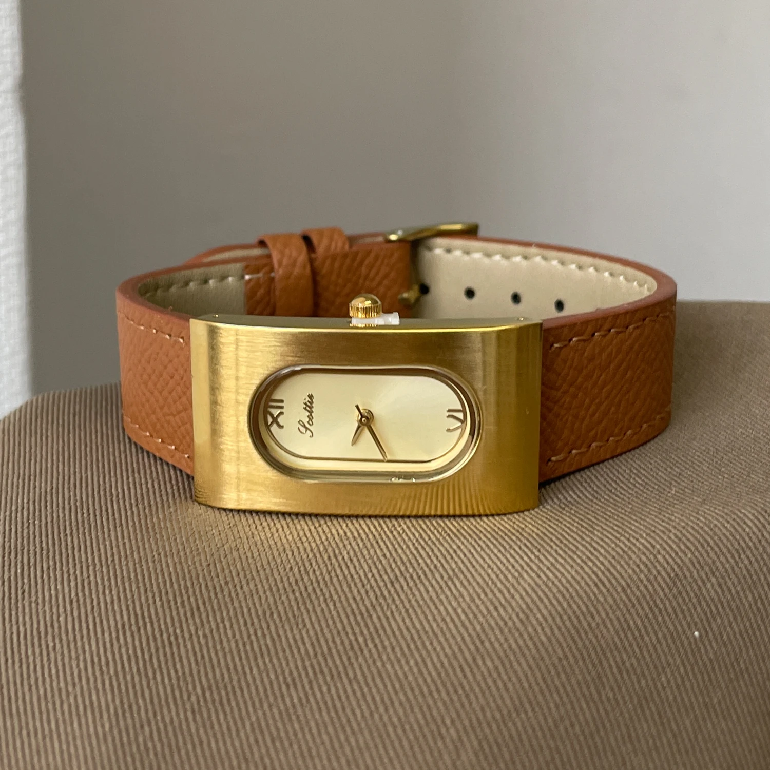 

Elegant women's watch retro small square design, 2025 new style, sophisticated women's watch, gift for women, women's accessory.