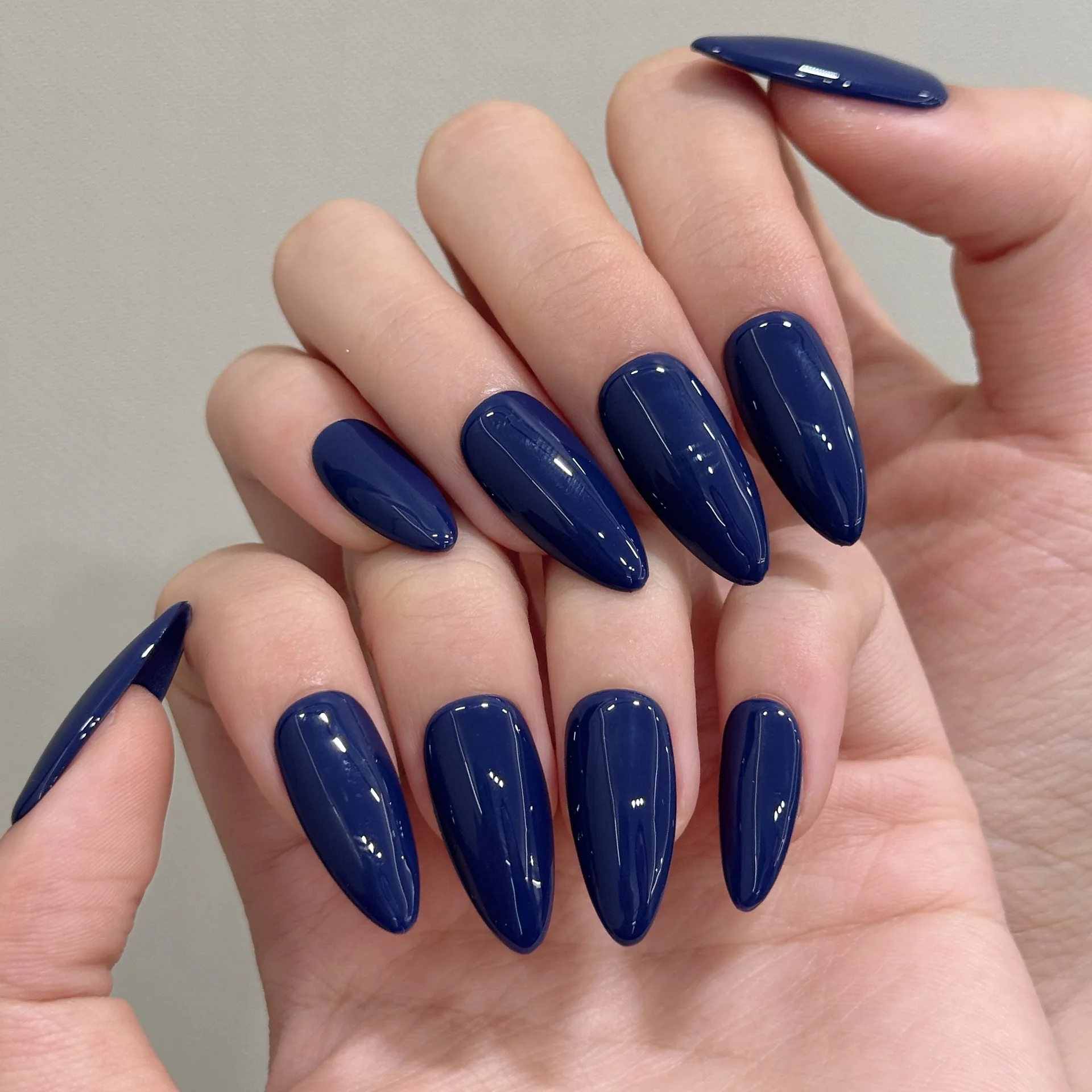 10pcs Simple Blue Handmade Press on Fake Nails Art Solid Color Mid-length Almond False Nails Tips Wearable Full Cover Nail Sets