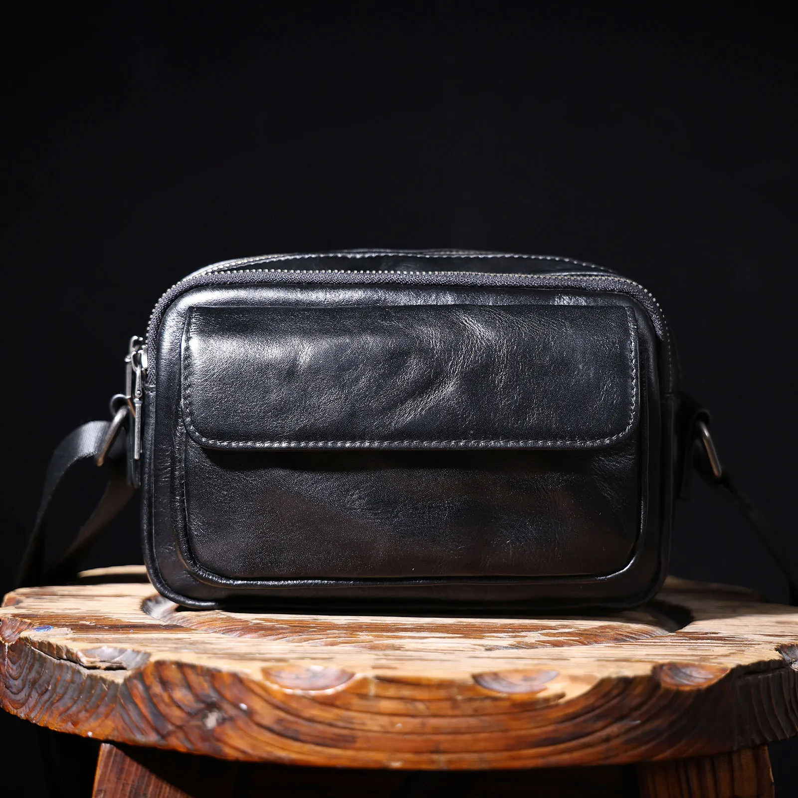 Echte Leder-Brusttasche für Herren, Casual-Umhängetasche aus Rindsleder, Modische Handyhülle, Pflanzlich gegerbtes, gerafftes Leder – Detail 9