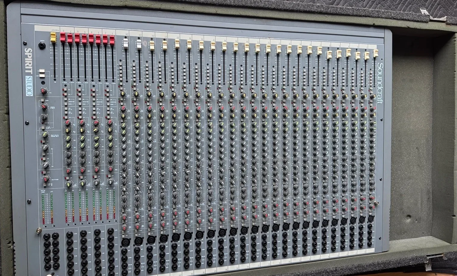 SOUNDCRAFT SPIRIT STUDIO Mixer analógico de 24 canais com fonte de alimentação 24x8x2