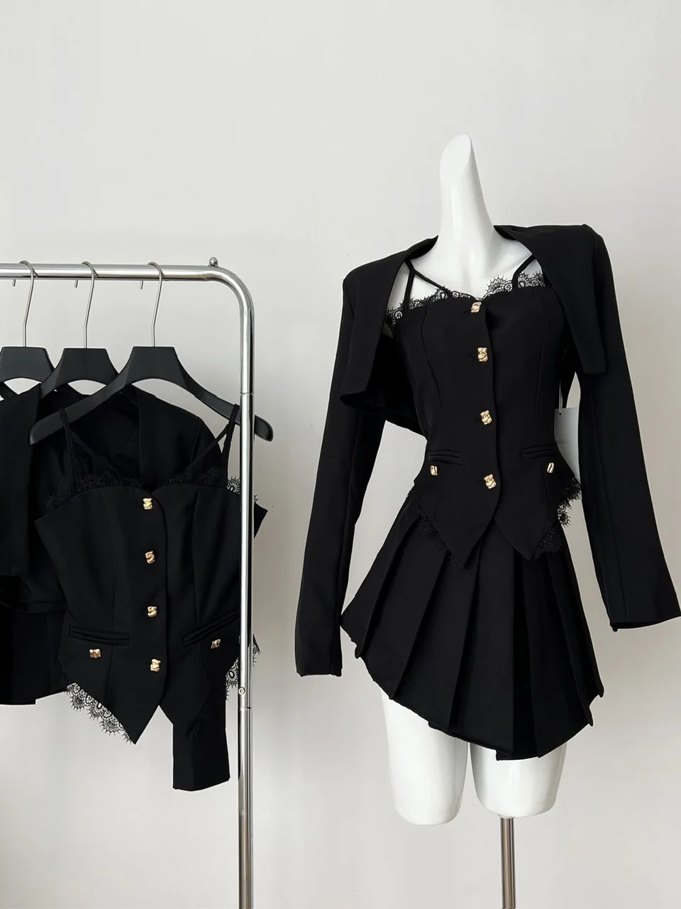 

Укороченный топ с кружевной отделкой и плиссированной юбкой с высокой талией, легкий формальный комплект футболок для модных девушек, пальто