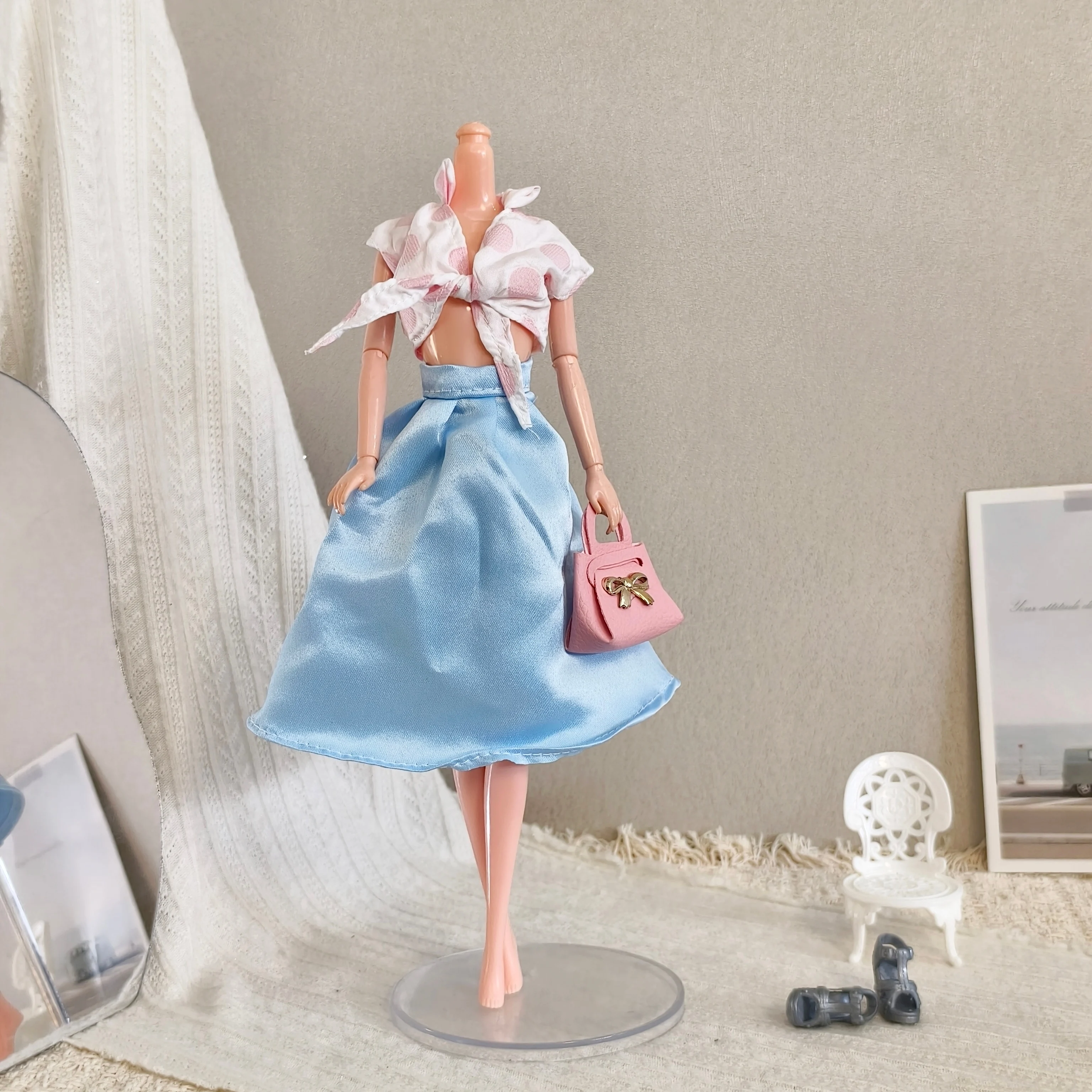 약 30cm/11.5인치 크기의 소녀 인형에 적합한 이 봄철 물방울 무늬 셔츠와 우산 스커트 세트는 여성스러운 매력을 발산합니다. 썸네일 6