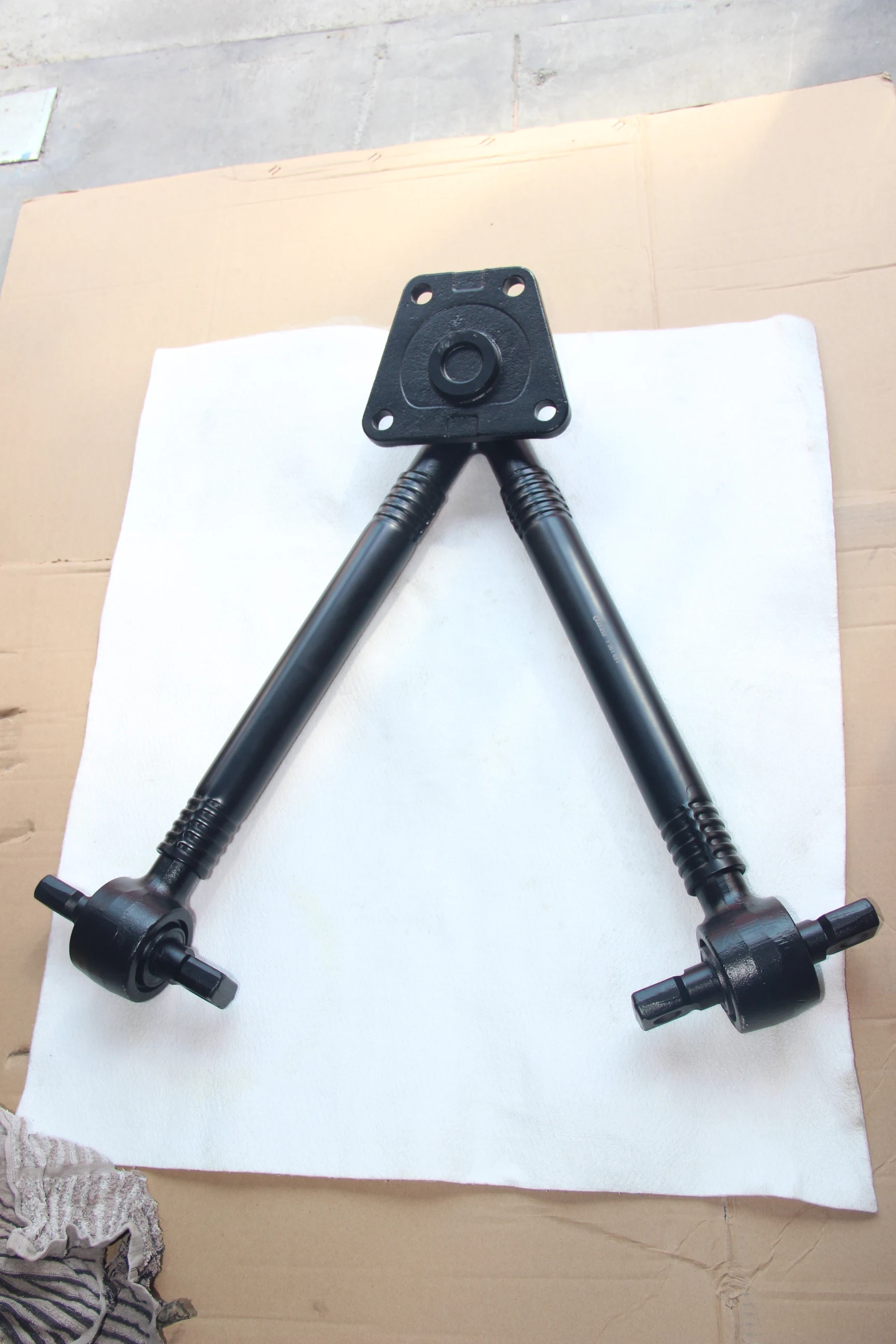 1361651 1617096 ชุดควบคุมระบบกันสะเทือนรถบรรทุก แขนควบคุมแบบ V-Stay สำหรับรถบรรทุก DAF LF 45 LF 55 LF55IV XF 105 XF 95