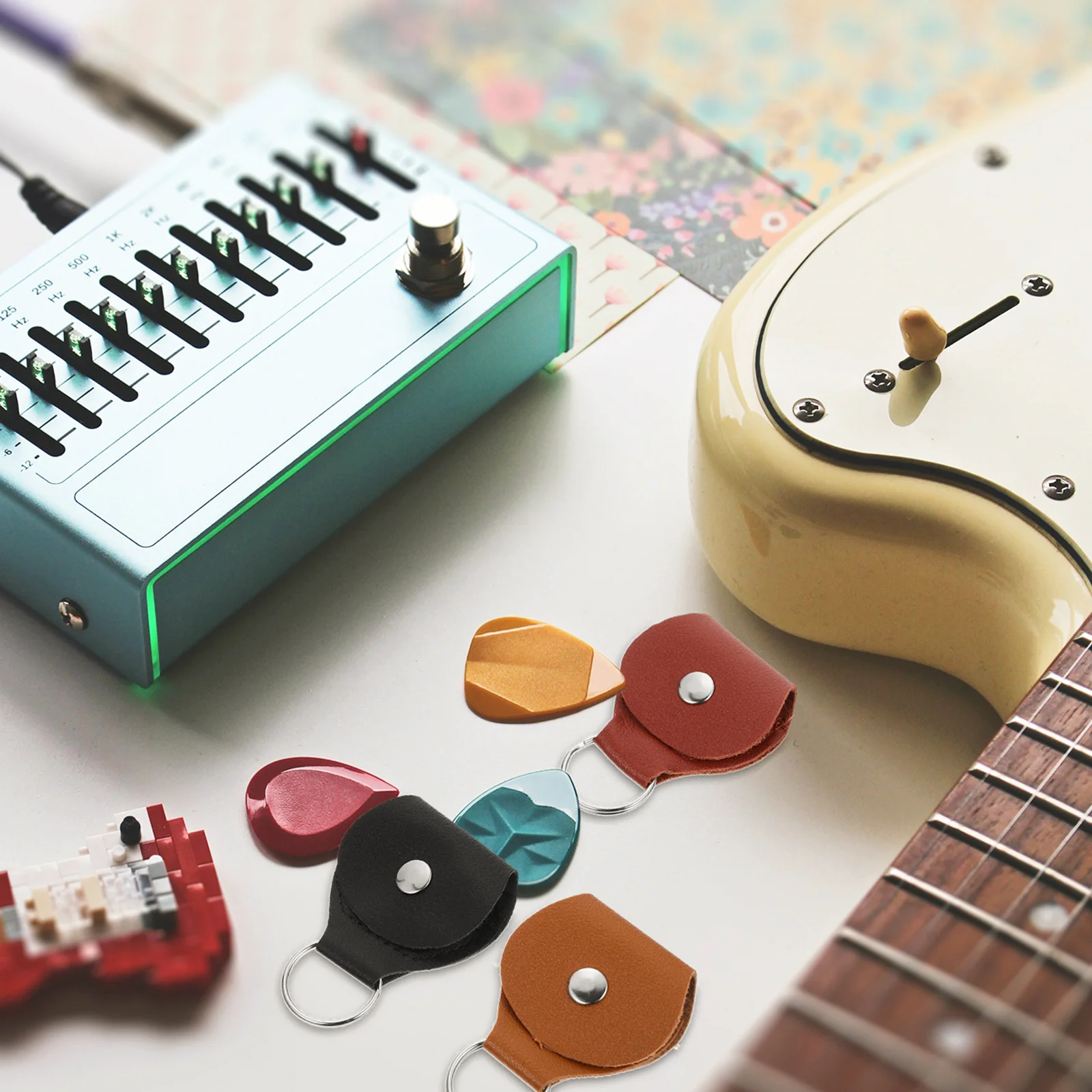 

9Pcs Guitar Picks Bag Keychain Organizer Premium PU Alloy Material Waterproof Storage Guitar Picks Case Ukulele Pick Holder