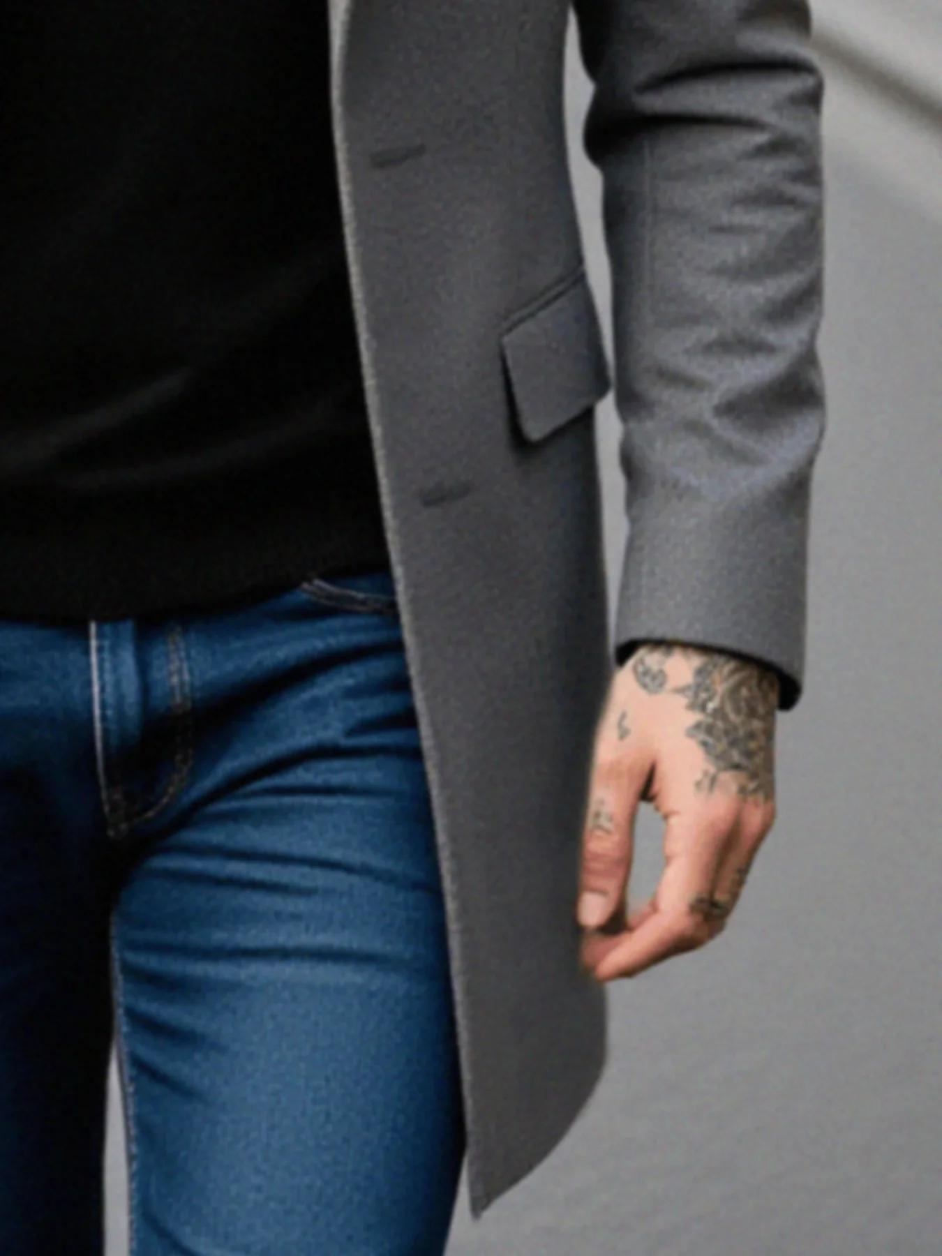 معطف صوف سميك أنيق للرجال لفصل الشتاء بتصميم فردي الصدر مع نسيج دافئ ممتاز وأسلوب عصري ومتطور