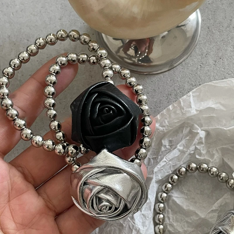 ربطة شعر عصرية لامعة من جلد البولي يوريثان على شكل برعم وردي للنساء مع ربطة شعر مرنة مخصصة من الخرز الفضي