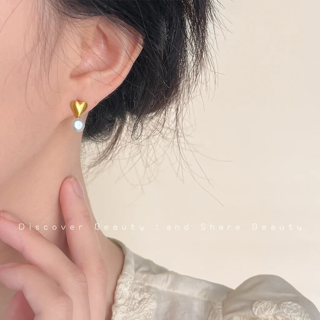 DIY accessories Simple and small natural pearl stud earrings for women's French retro brushed love earrings, high-end light luxu