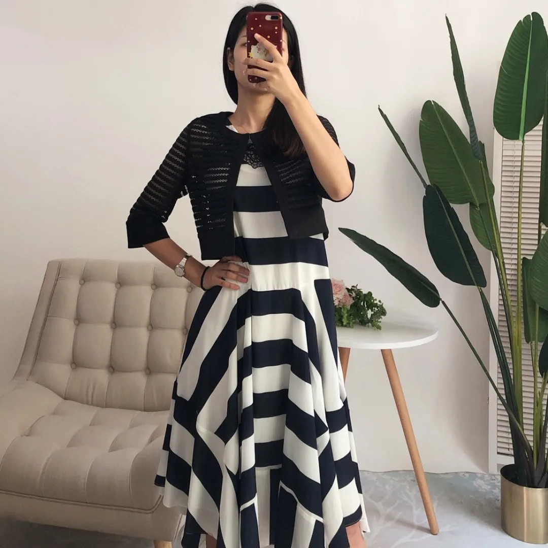 فستان صيفي أنيق لعام 2025 بخصر مرتفع وخط أيه-لاين، بتصميم مخطط، مناسب للعطلات، بحافة غير متماثلة وأكمام طويلة ورقبة مستديرة.