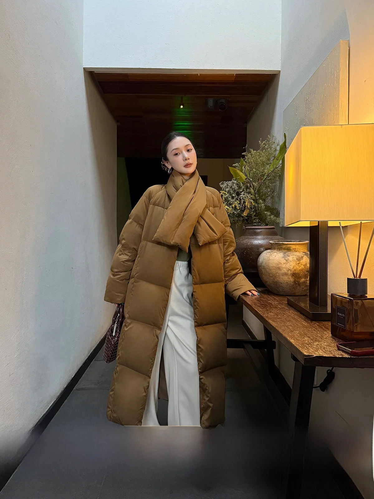 

Оригинальное женское зимнее пальто Lu Qing Long Thiened White Du down Jaet с шарфом и V-образным вырезом на пуговицах для поездок на работу Sle