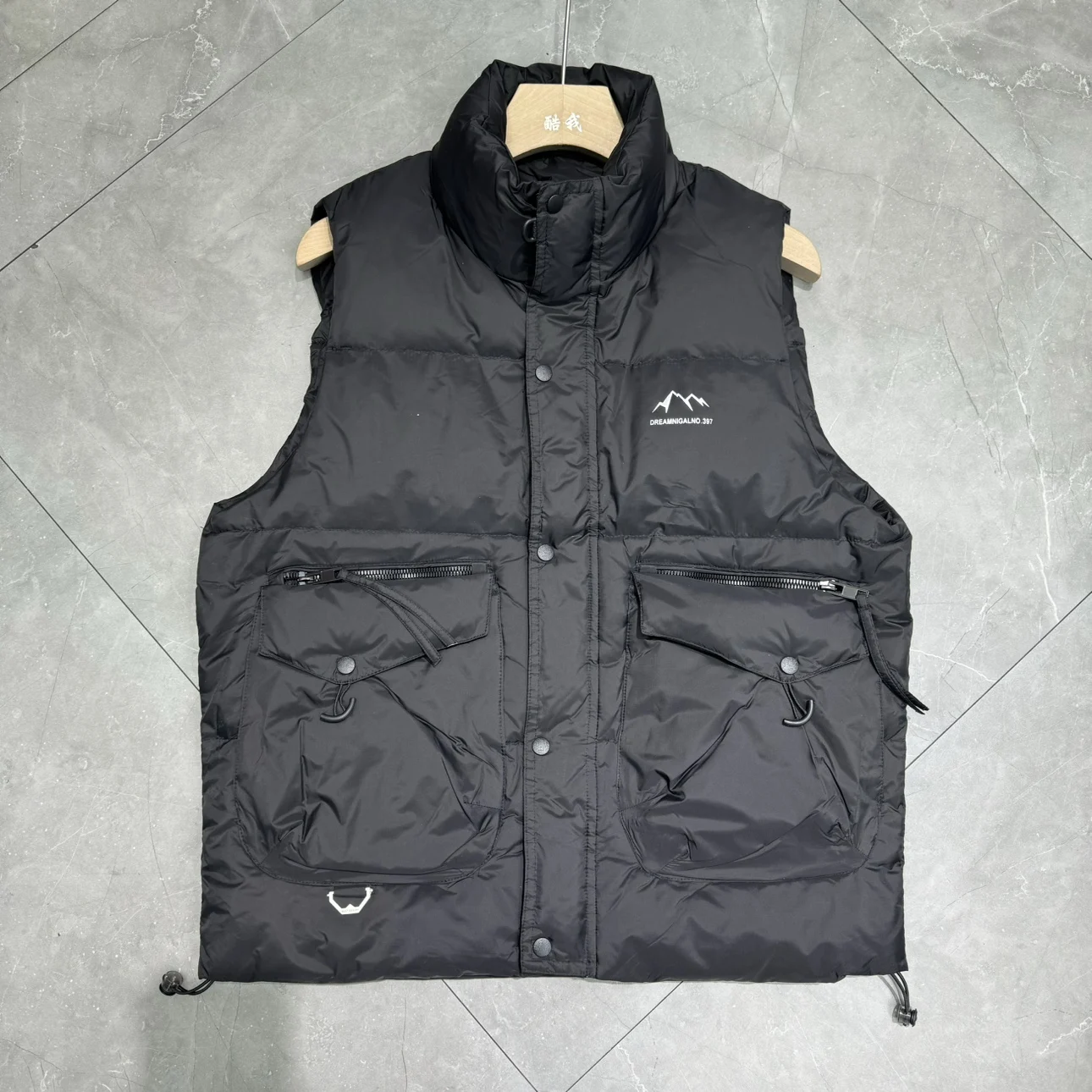 

Зимний утепленный пуховый жилет мужской с карманами на молнии, молодежный, модный, брендовый, приталенный, с принтом, повседневная одежда