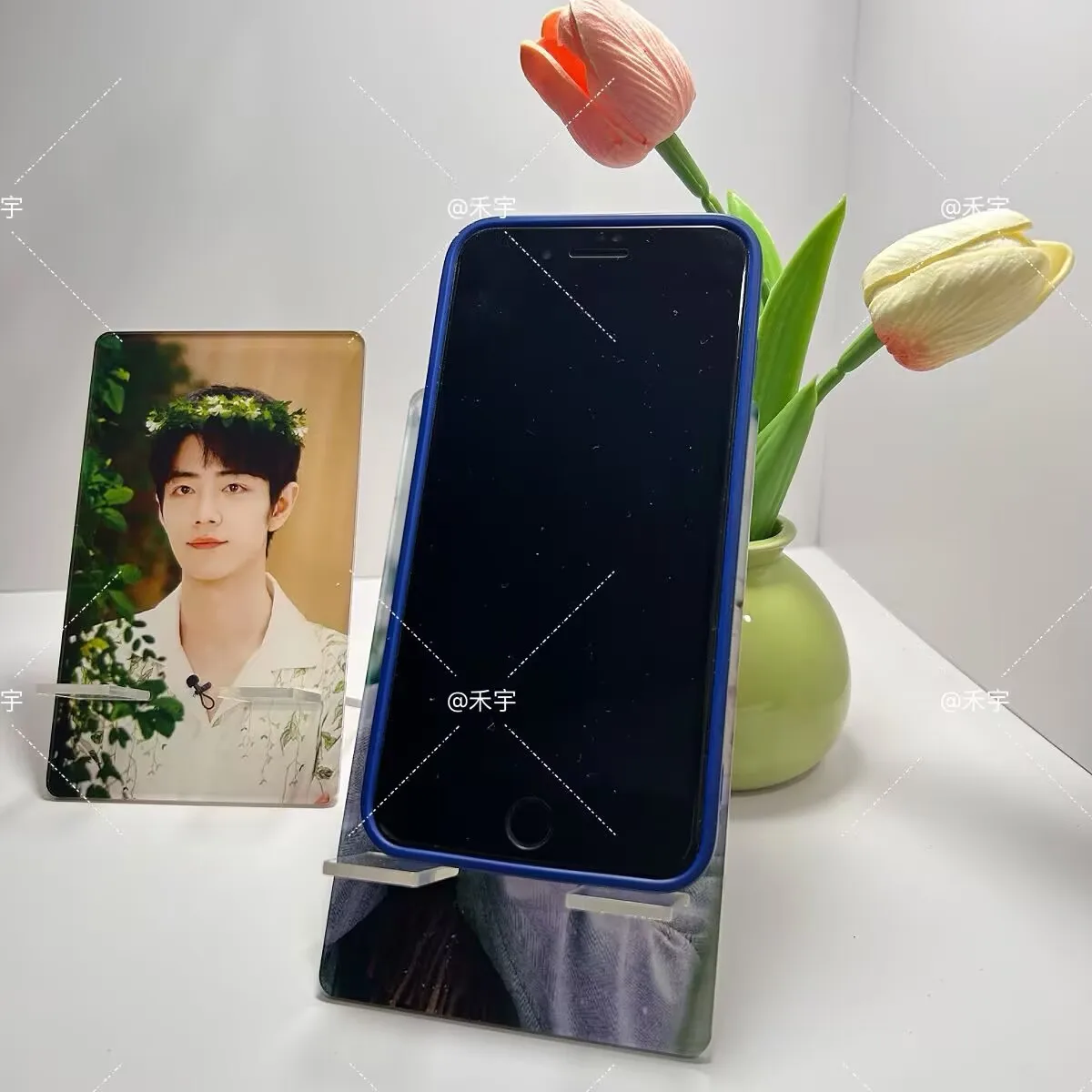 حامل الهاتف المحمول Xiao Zhan علامة واقفة على شكل إنسان من الأكريليك الإبداعي، أداة مشاهدة المسلسلات التلفزيونية لشخص كسول، نجمة