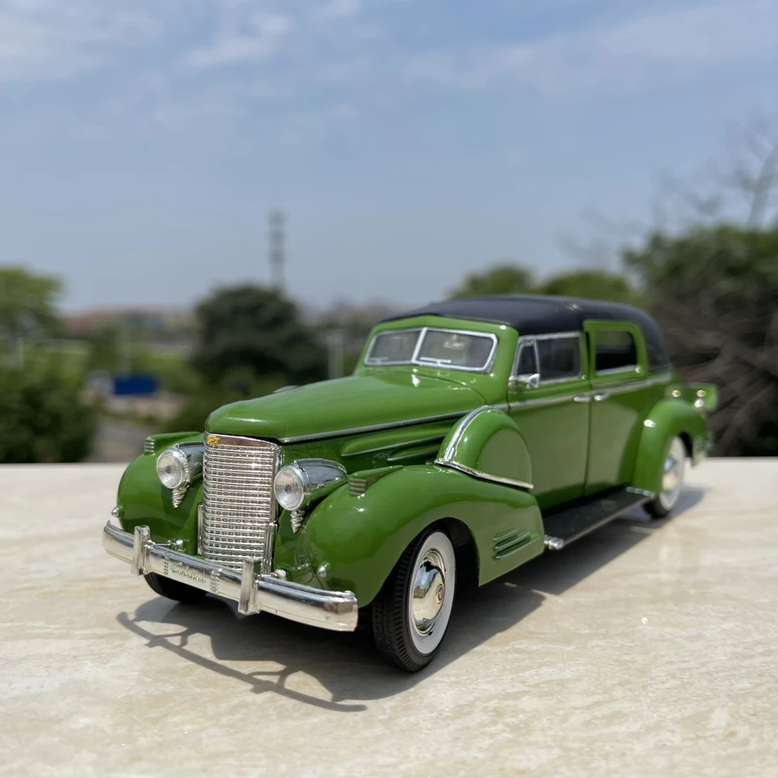 

1:32 Scale Diecast Alloy Two-door Sedan Vintage Cars Toy Model Classics Nostalgia Adult Collection Souvenir Gifts Static Display