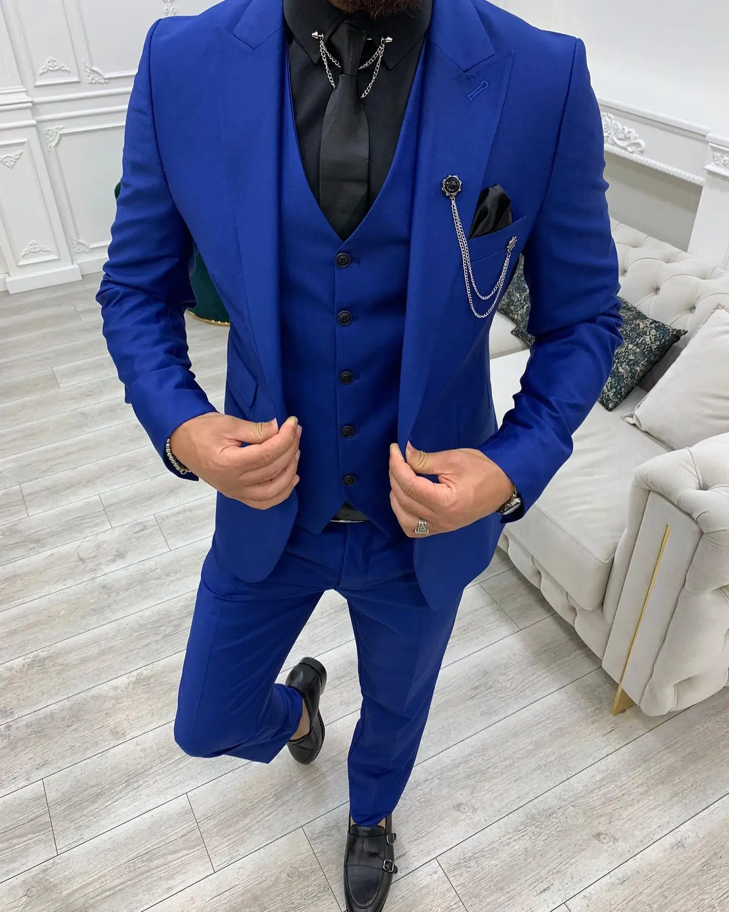 Nuevo diseño, traje ajustado para hombre, esmoquin azul con solapa de pico para novio, 3 uds. (Blazer + pantalón + chaleco), traje de boda hecho a