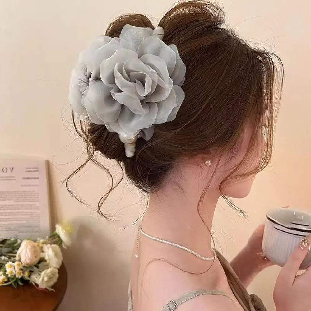 presilha-de-cabelo-com-flor-de-camelia-e-perolas-presilha-de-tubarao-em-tela-elegante-para-mulheres-acessorio-de-cabelo-para-uso-diario-e-estilizacao