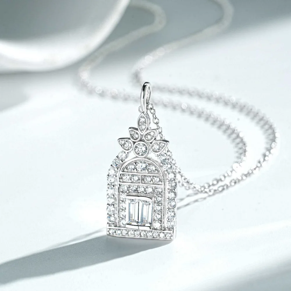 PT950 platinum collar necklace with full diamond inlay in the style of bold setting. Simple yet stylish, highly versatile