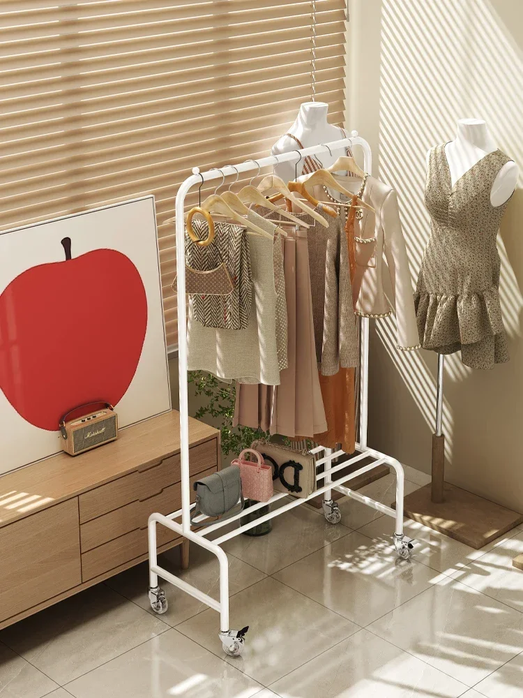 رفوف العرض الجمالية، وخطافات متجر لبيع ملابس الأطفال، وشماعات العرض، ونوافذ الملابس من الأرض إلى السقف #2