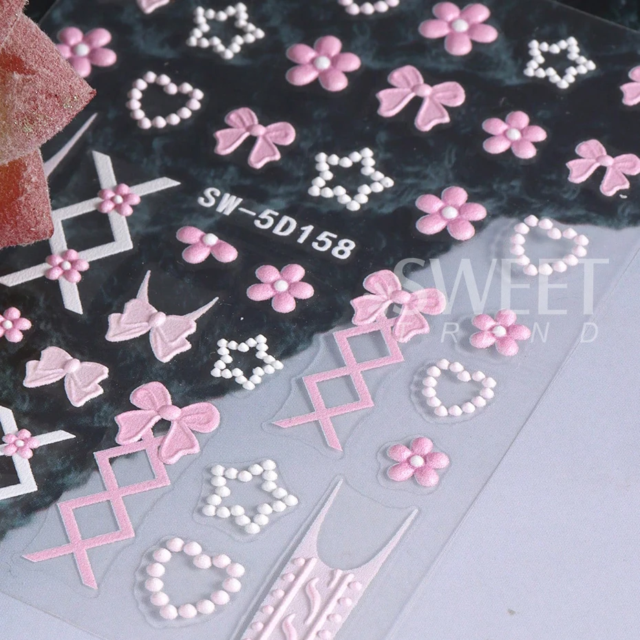 5D โบว์แกะสลักดอกไม้สติกเกอร์เล็บ 2pcs อะคริลิคนูนสีขาวหัวใจสีชมพู Star ดอกไม้ภาษาฝรั่งเศสคําเล็บเจลรูปลอก Slider