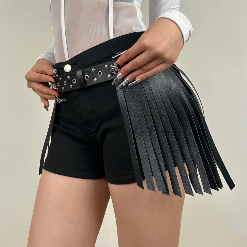 قطعة واحدة من تنورة نسائية صغيرة من الجلد الصناعي الأسود مع تفاصيل هامشية - تصميم أنيق بحزام، مثالية للمناسبات الكاجوال والحفلات والنوادي الليلية