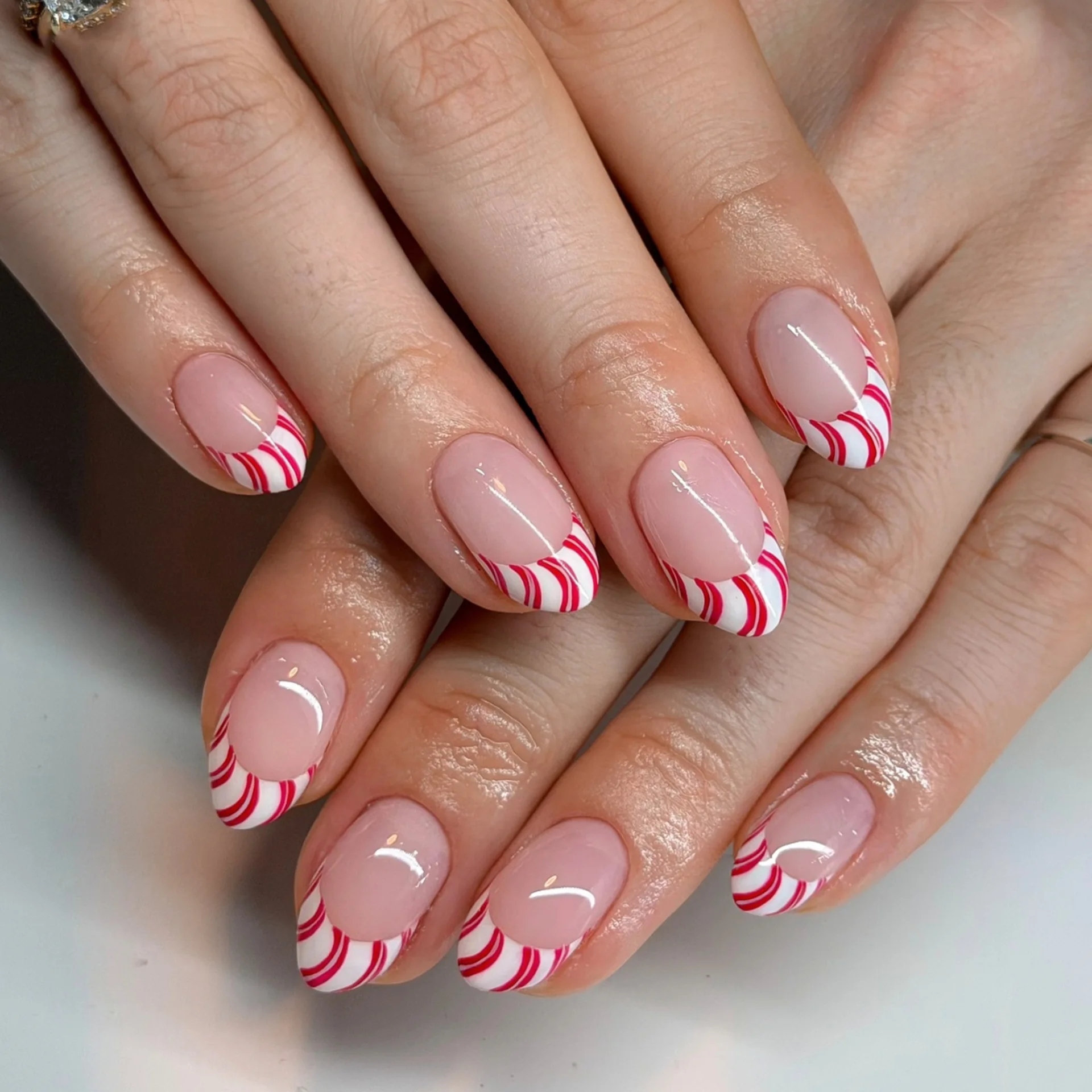 

24PCS Short Oval French Press on Nails Hand Painted High End Design Fake Nails Sweet Cute Elegant Daily Removable False Nails 네일