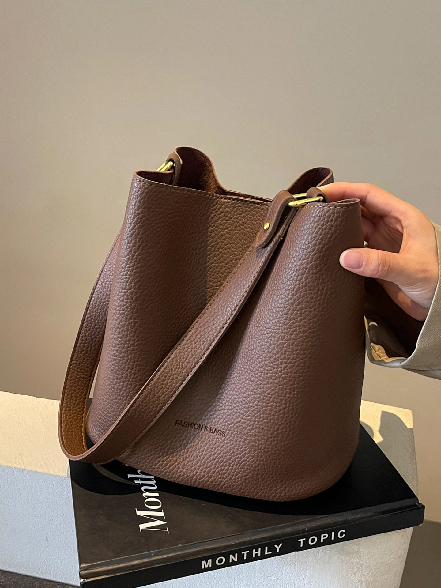 

Reverie Retro Lychee Pattern Buet Bag Women's Large Capaci Single oulder Crossbody Bag Faionable Simple Design 2026 N...