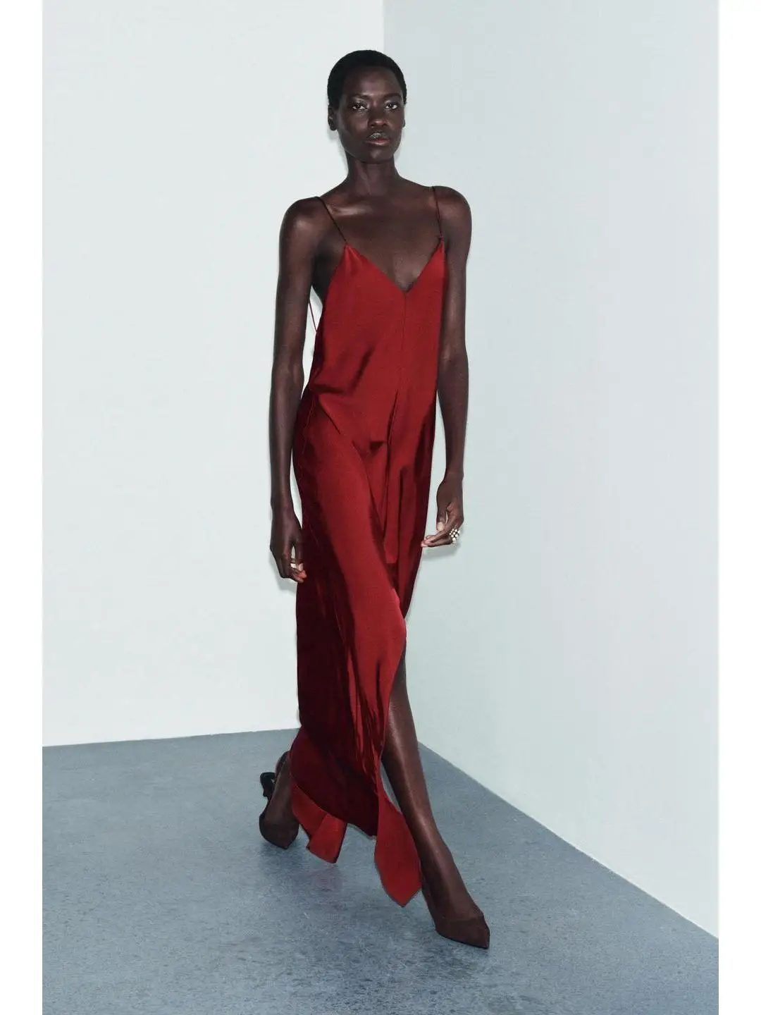 롱 실크 새틴 드레스 V넥 얇은 스트랩 슬릿 동남아시아 스타일 여성 슬림핏 데일리웨어 봄 여름 가을용