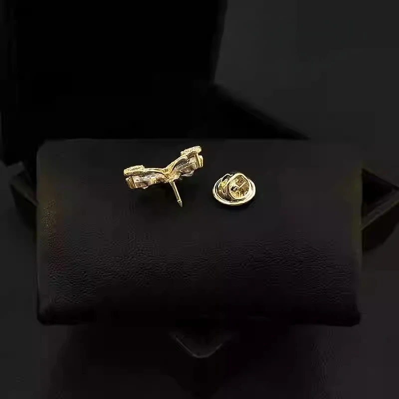 فريدة من نوعها فراشة بروش المرأة أنيقة موضة شيك ارتداء اليومي العنق المضادة للتعرض طوق دبوس جميع مطابقة الصدار مجوهرات 568