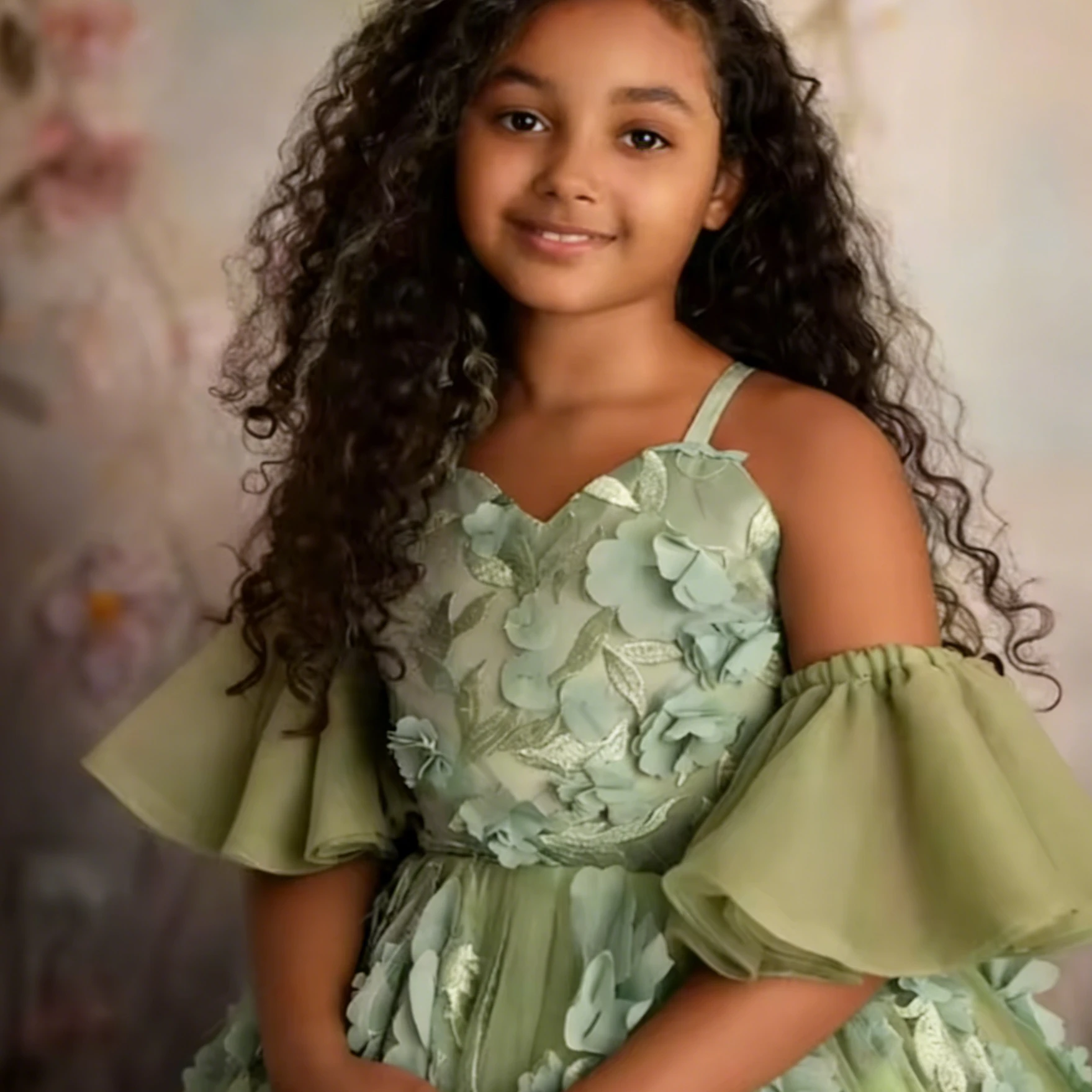 Maßgeschneidertes Blumenmädchenkleid für Hochzeiten mit Applikationen, hoher Taille, kurzen Ärmeln und bodenlangem Schnitt für Kindergeburtstage und Erstkommunion