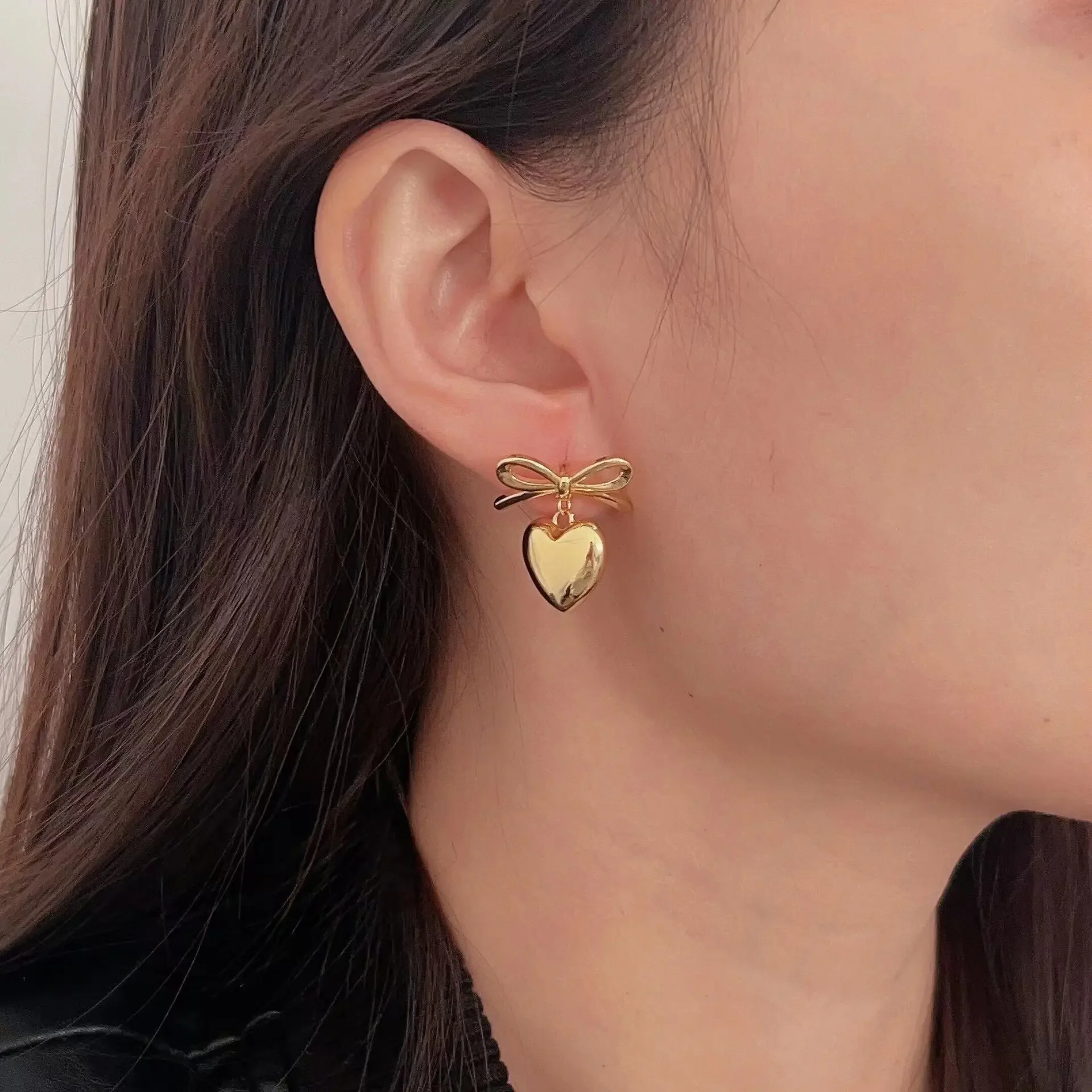 2024 Bow V Shape Pendant Earrings Gold Heart Earrings for Women Fashion Bow Dangle Studs Earrings