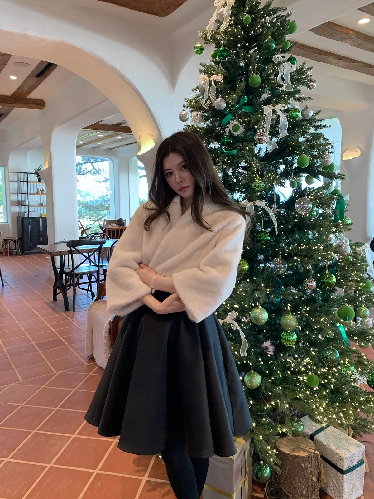 

Экологичное бело-коричневое меховое пальто Aelara Luxury с коротким рукавом для женщин, укороченное, с длинными рукавами