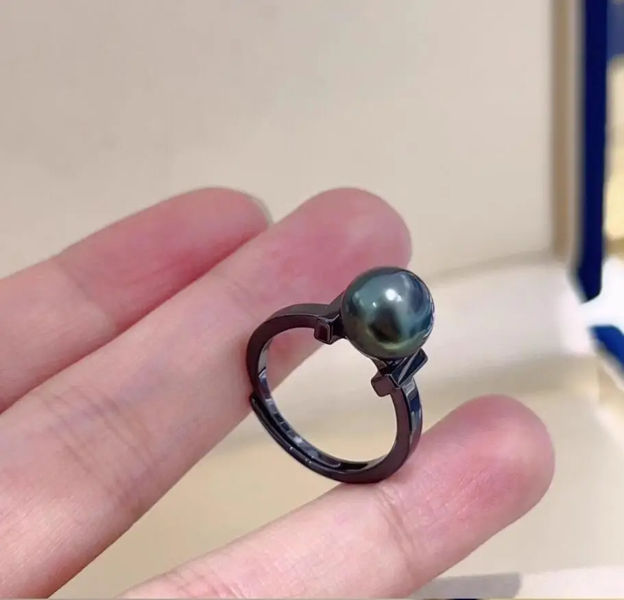 

Великолепное кольцо с таитянским круглым черным и зеленым жемчугом диаметром 8–9 мм, 925 пробы.