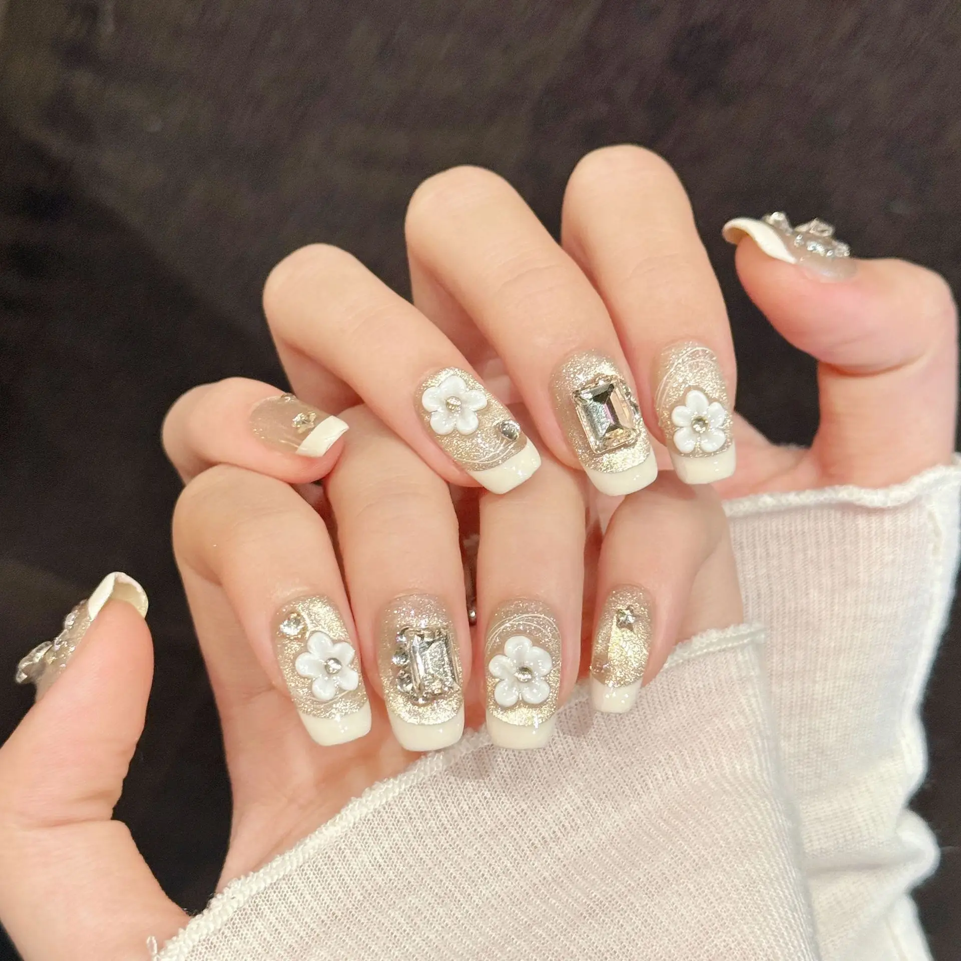 Handgefertigte 3D Weiße Blumen Aufklebenägel 10 Stück Handgemachte Elegante Französische Künstliche Nägel mit Glänzendem Kristalldesign Falsche Nägel