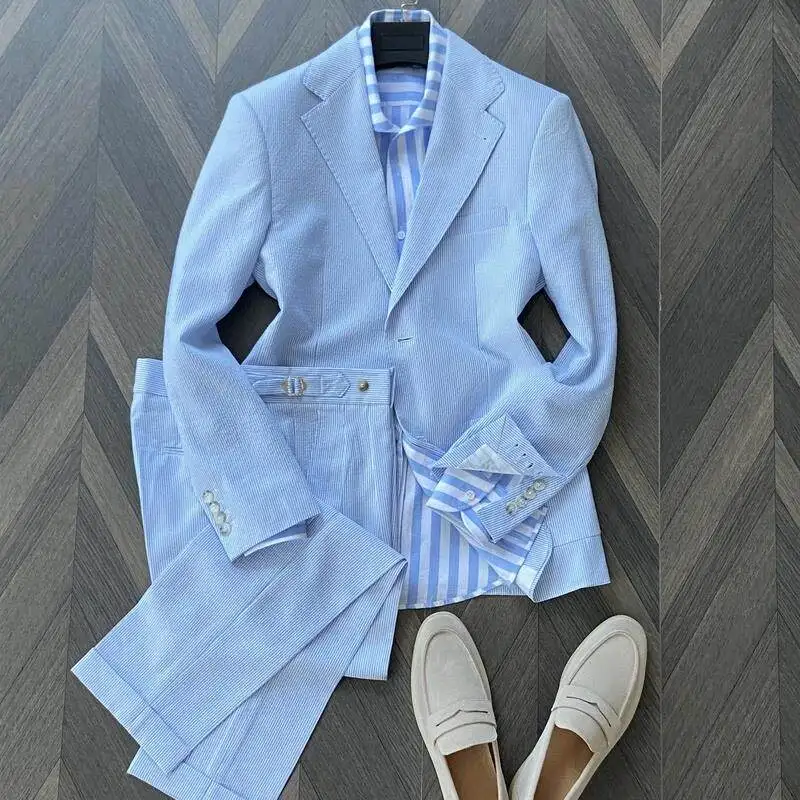 

Мужской деловой костюм в стиле old money, светло-голубой, с текстурой сирсакер, для ранней осени, тонкий, для повседневной носки.