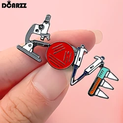 DCARZZ broche de tubo de ensayo de microscopio de Pin de esmalte de Ciencia de amante de laboratorio, insignia de mochila de solapa creativa, joyería para biólogo Científico