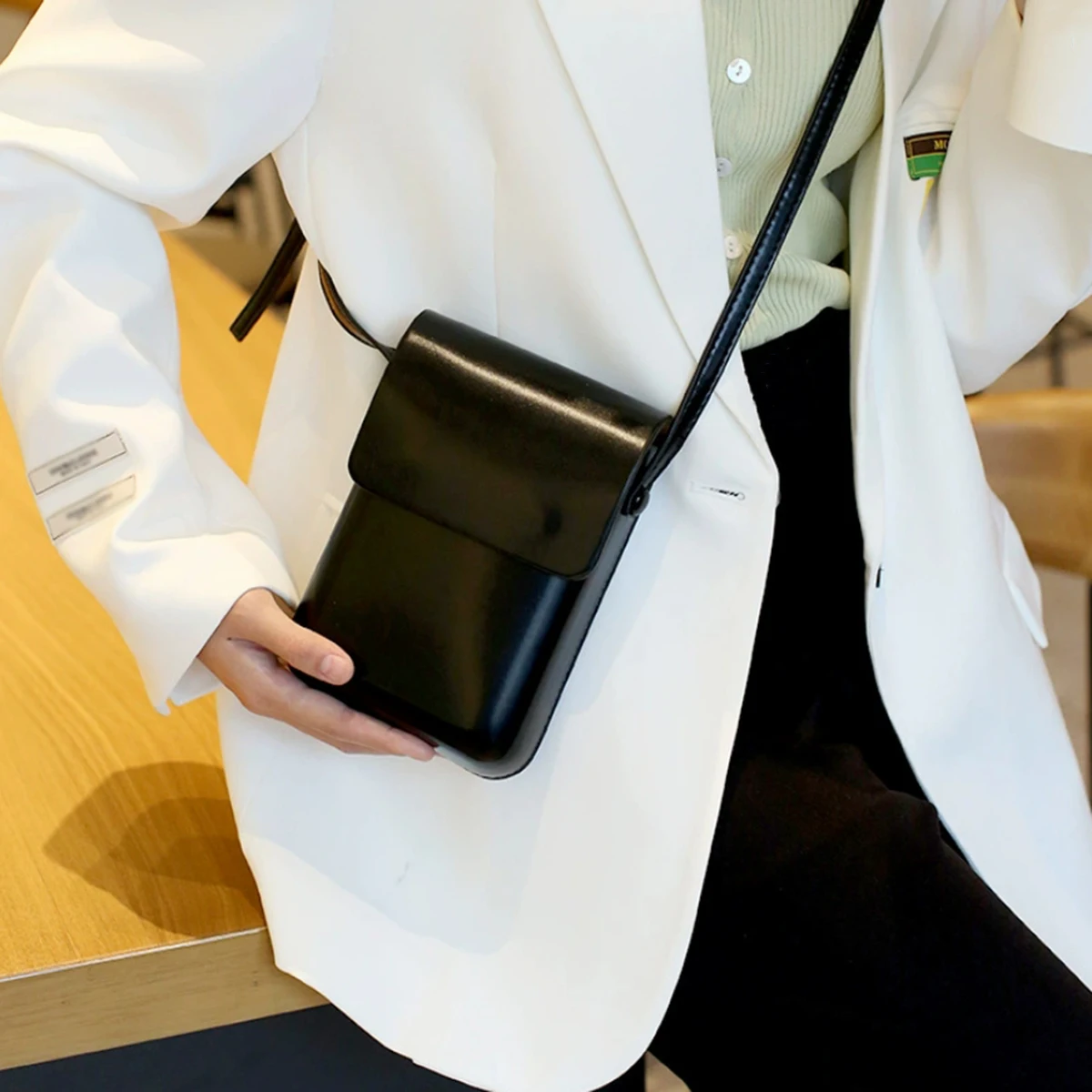 Versatile Vertical Japanese and Korean Simple Flip Phone Bag, Commuting PU Leather Crossbody Bag, Square Single-Shoulder Bag