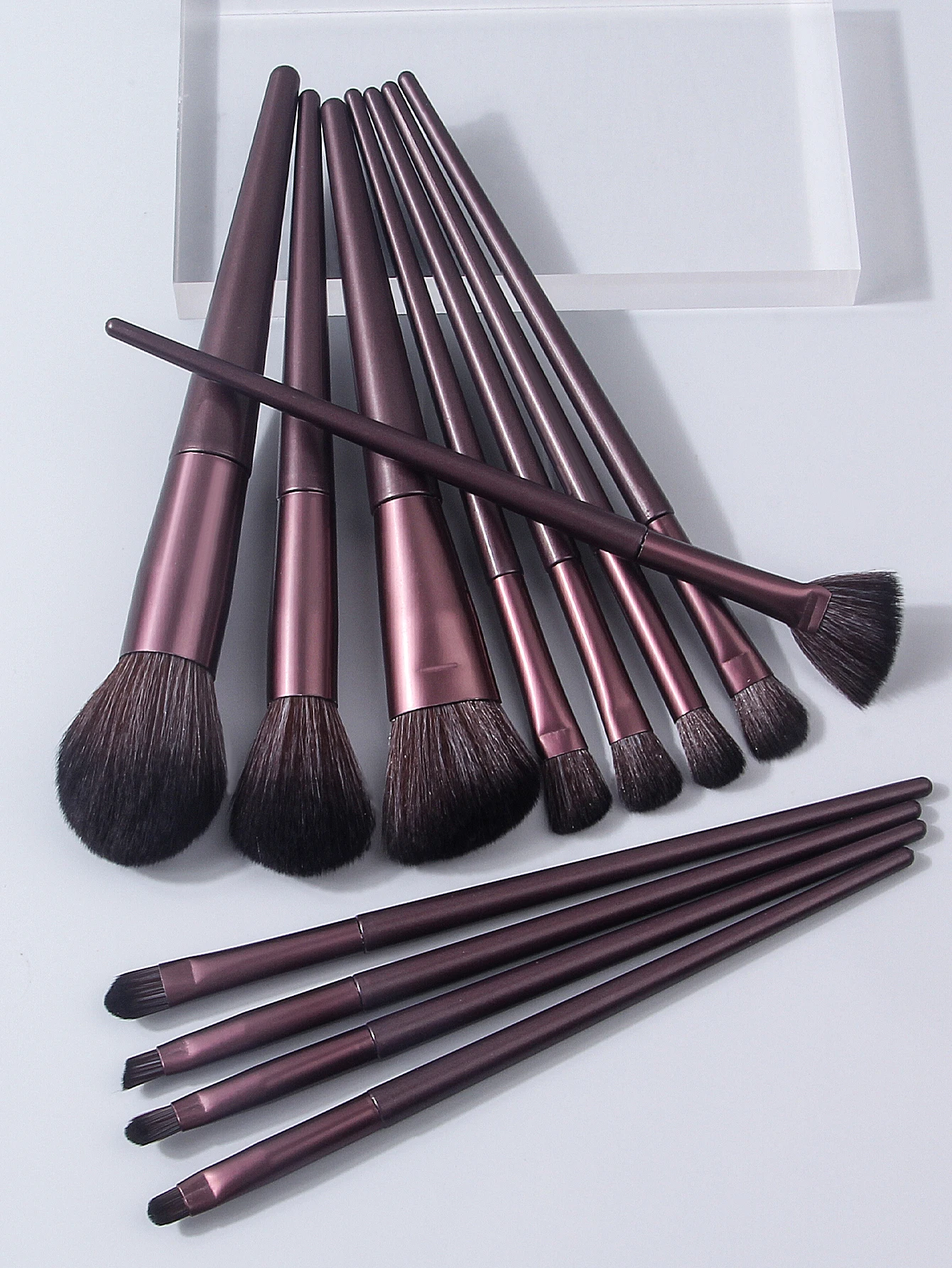 Ein hochwertiges 12-teiliges Make-up-Pinsel-Set mit Aufbewahrungseimer, weichen und hochwertigen Faserborsten und tragbaren Reise-Make-up-Werkzeugen