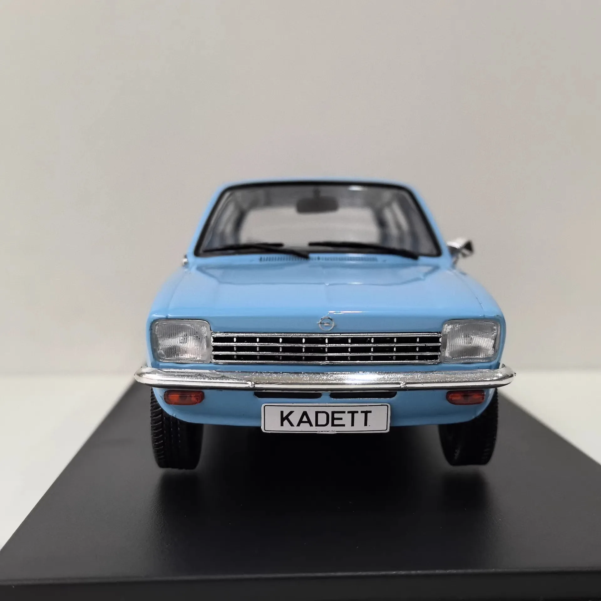 Diecast WHITEBOX 1/24 Scale OPEL KADETT C CARAVAN Alloy Car Model view 4